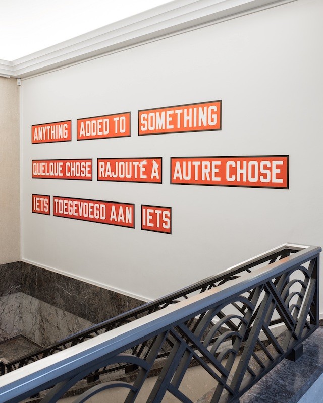Lawrence Weiner, Anything added to something, 2009 © Thibault De Schepper